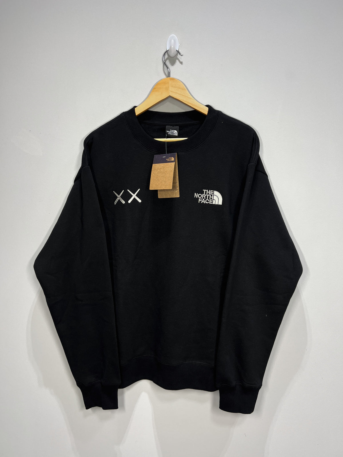 Moletom The North Face x Kaws - Preto