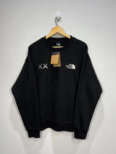 Moletom The North Face x Kaws - Preto