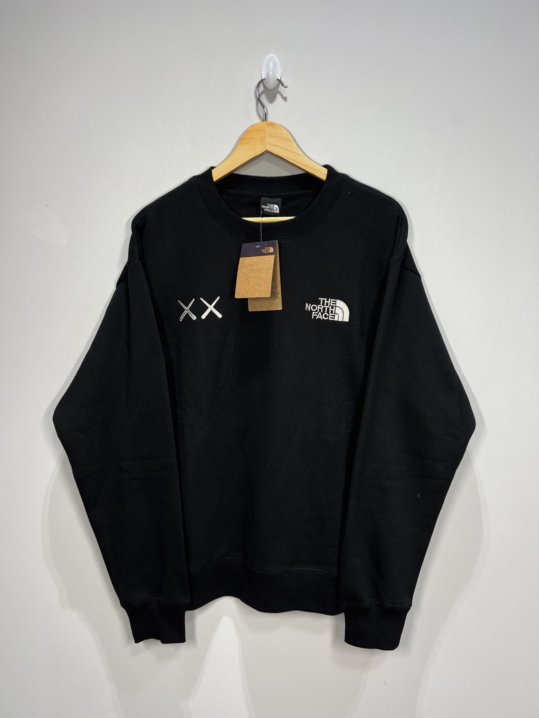 Moletom The North Face x Kaws - Preto