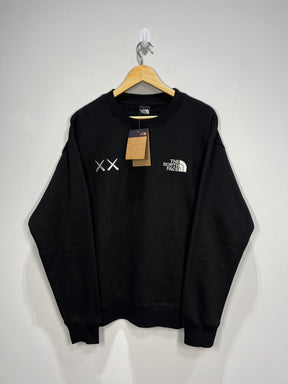 Moletom The North Face x Kaws - Preto