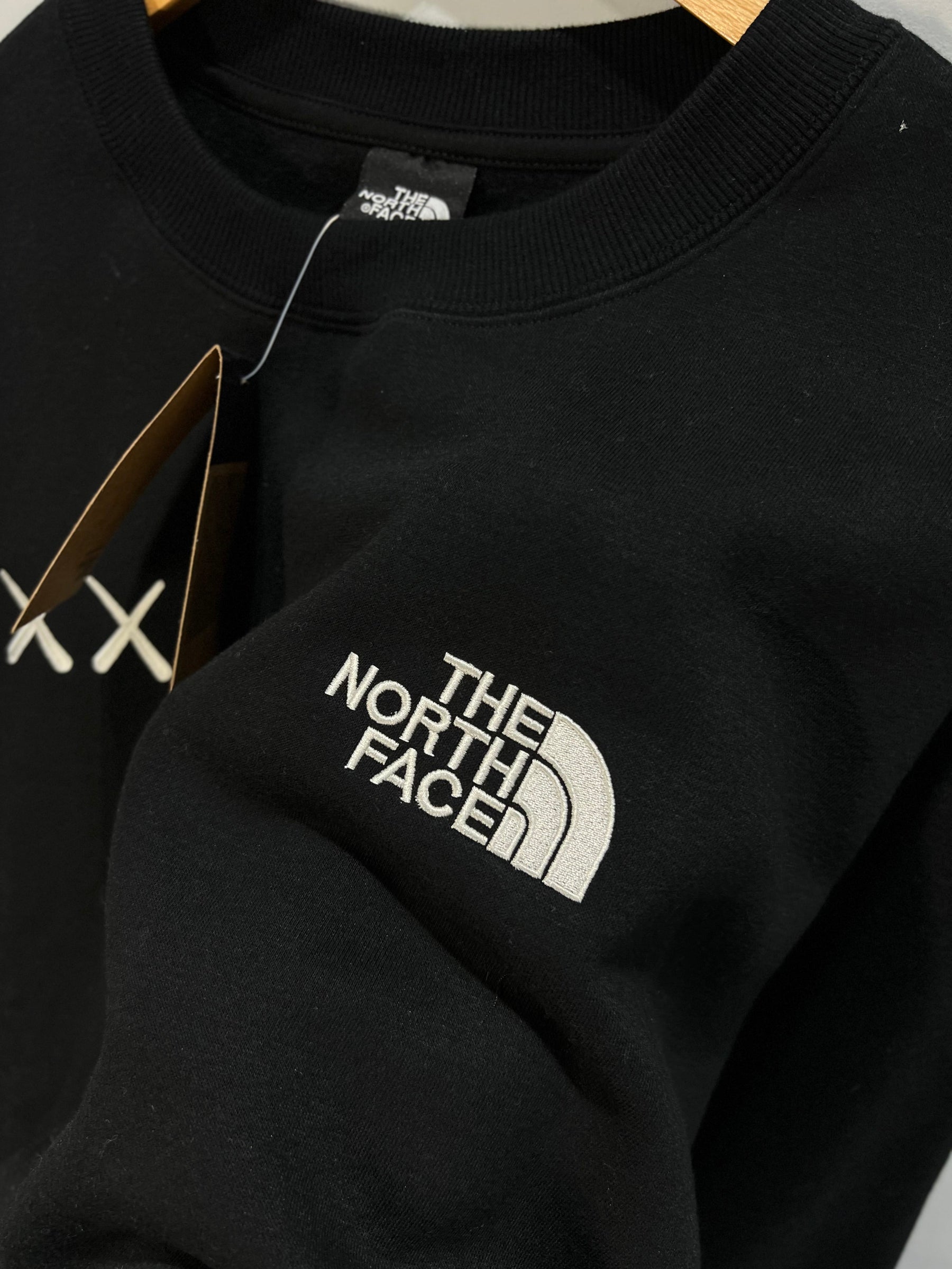 Moletom The North Face x Kaws - Preto