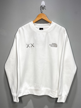 Moletom The North Face x Kaws - Branco